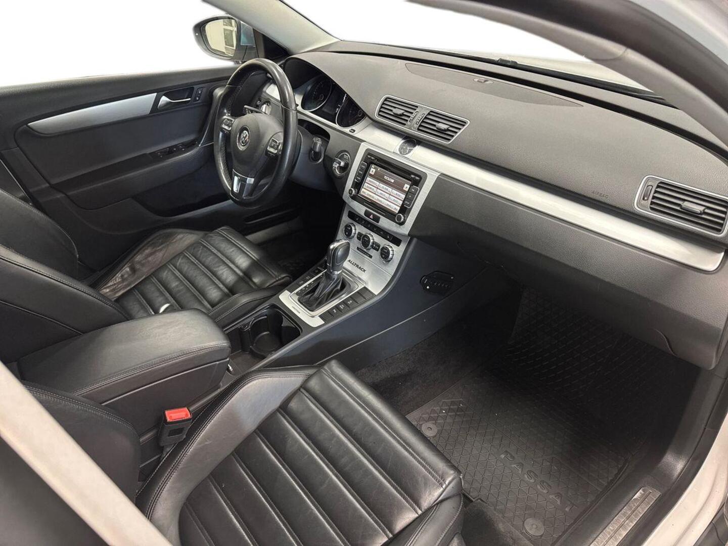 VOLKSWAGEN Passat 2012