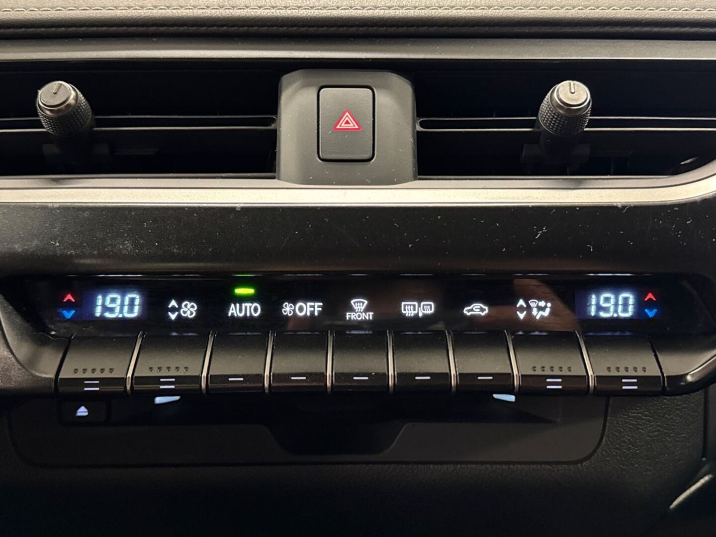 LEXUS UX 2020