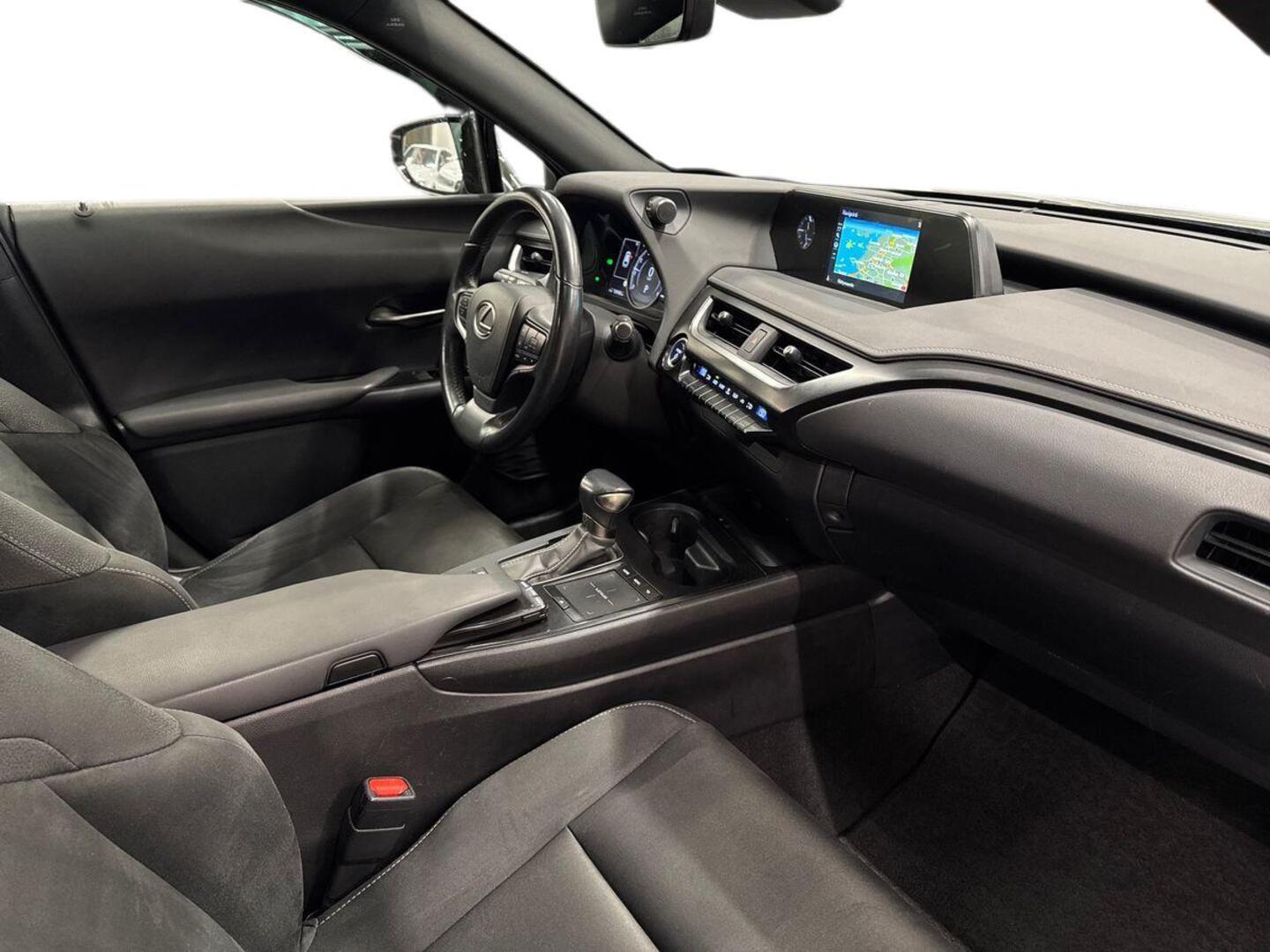 LEXUS UX 2020