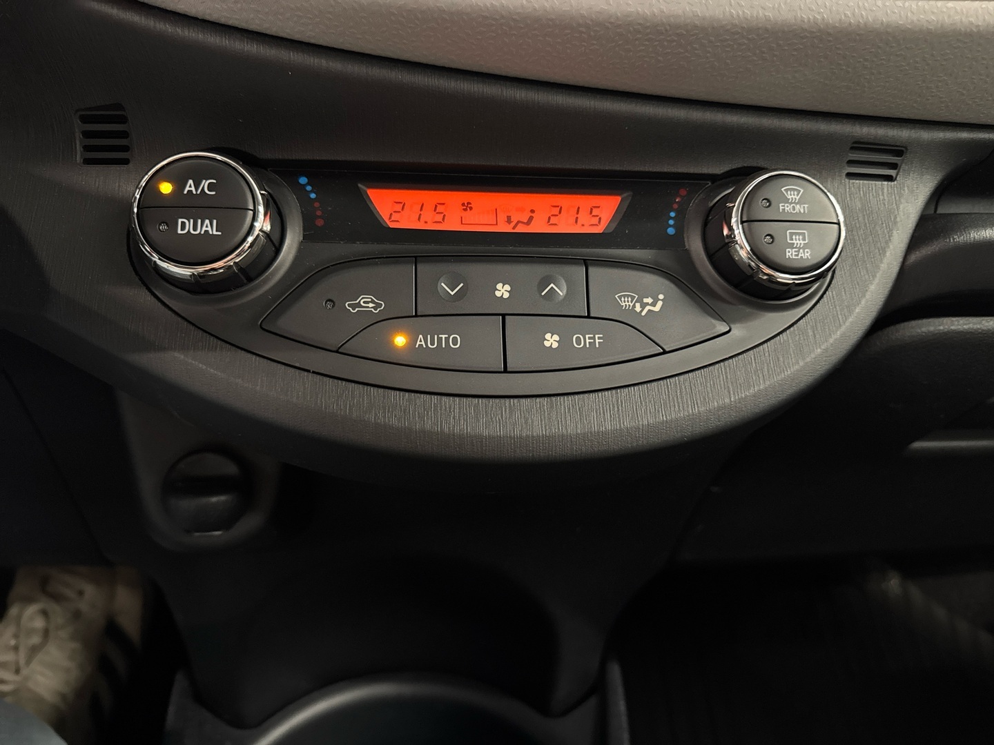 TOYOTA Yaris 2012