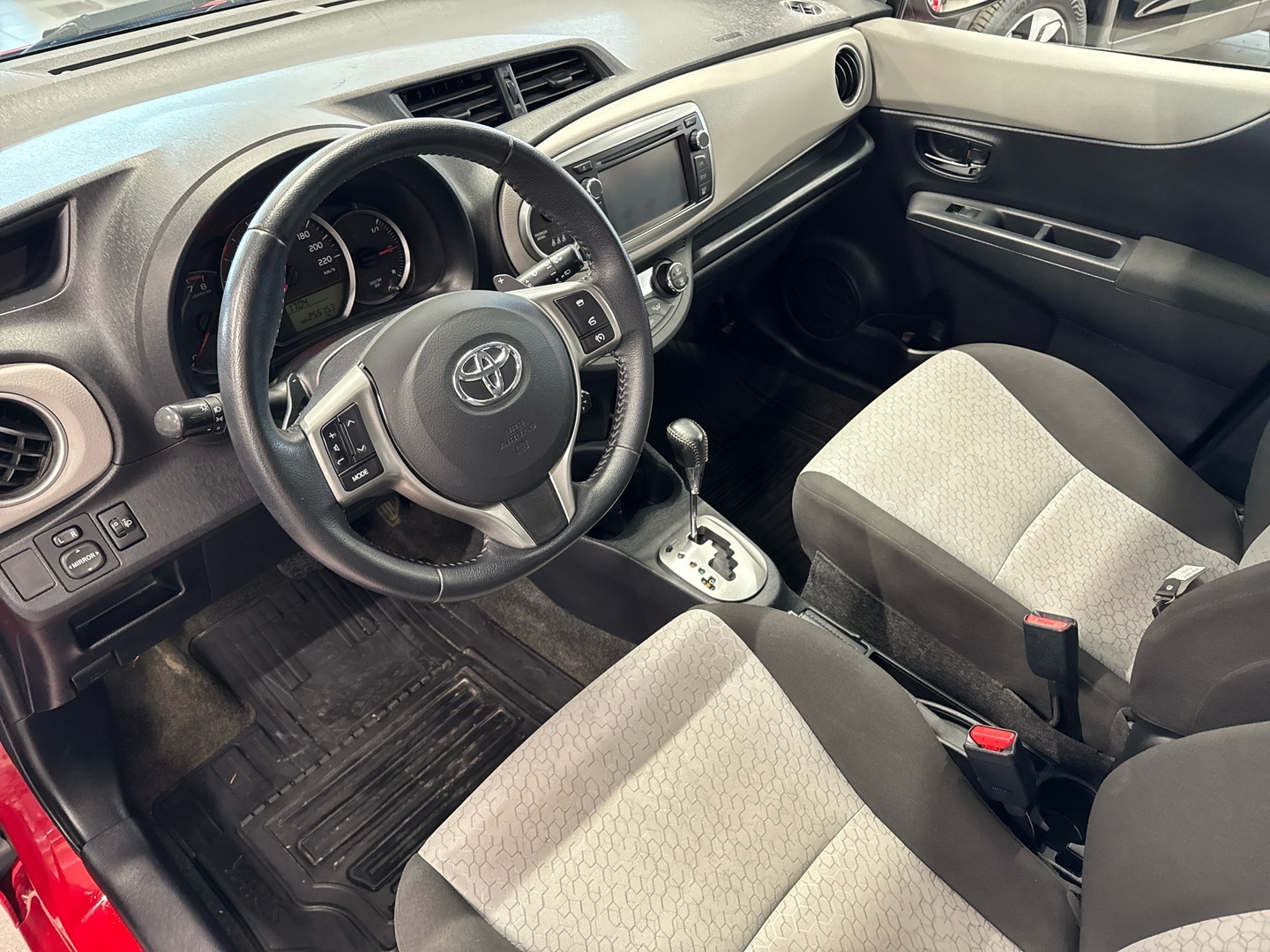 TOYOTA Yaris 2012