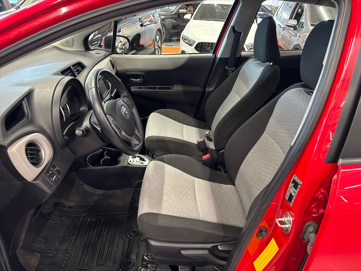 TOYOTA Yaris 2012