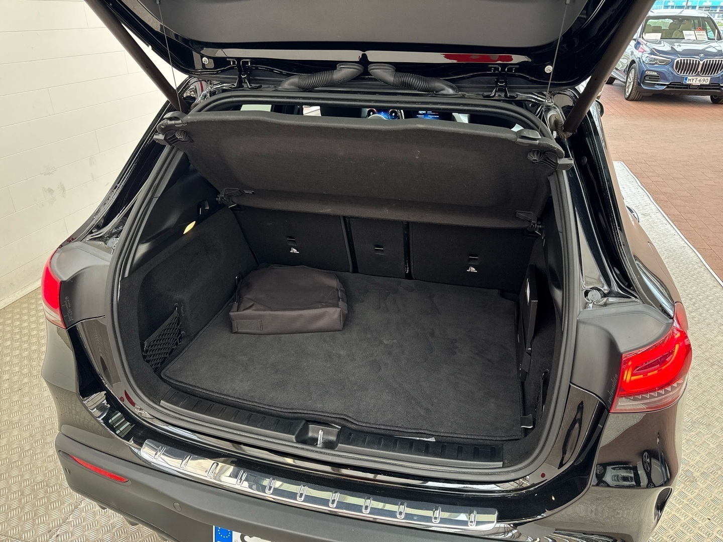 MERCEDES-BENZ EQA 2021