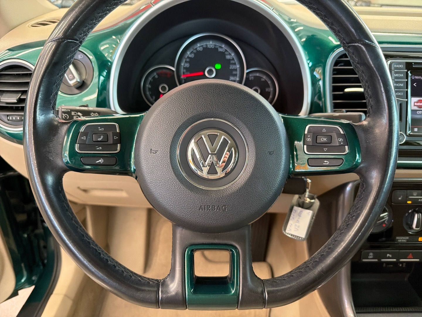 VOLKSWAGEN Beetle 2017