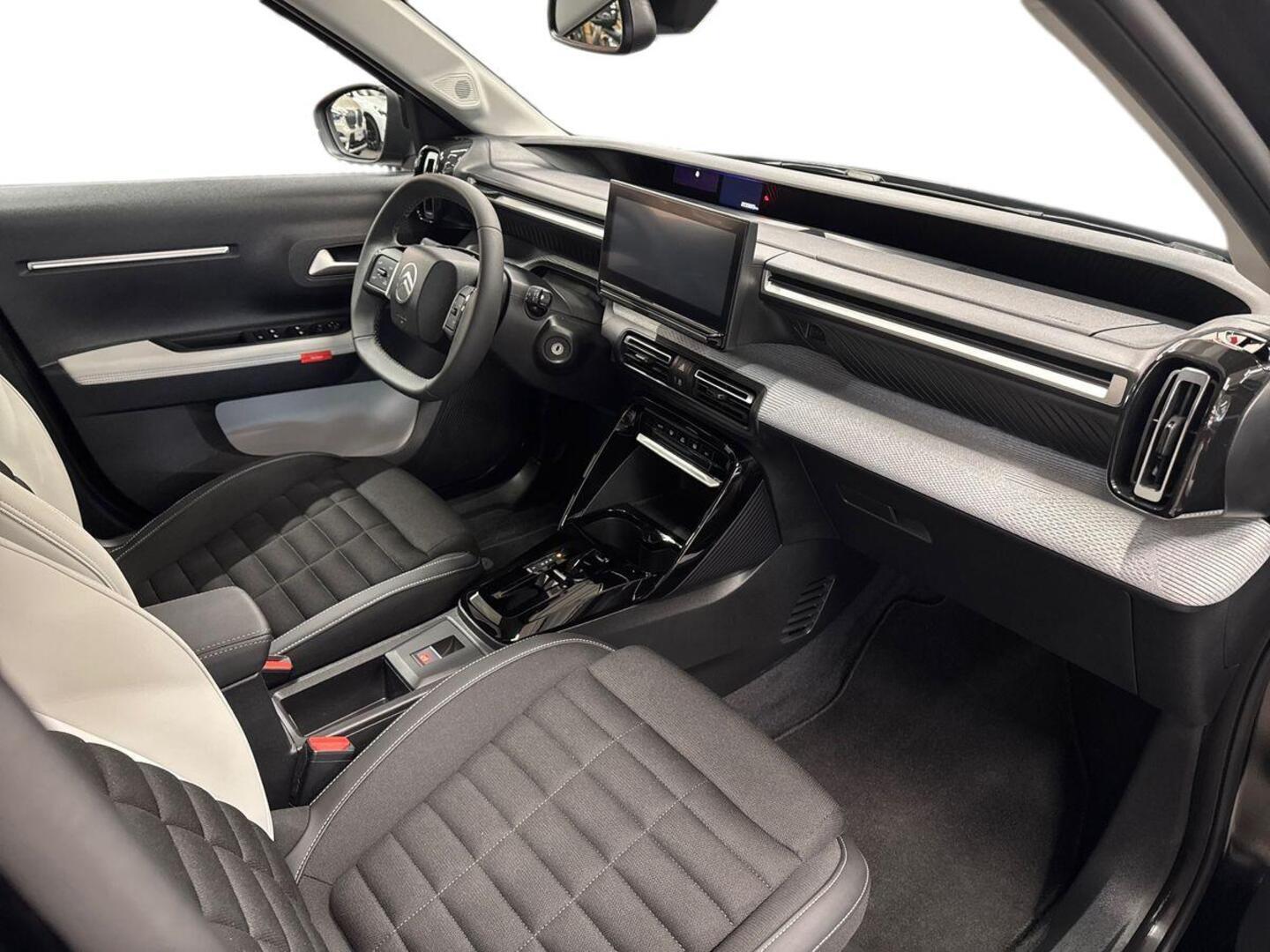 CITROEN e-C3 Aircross 9