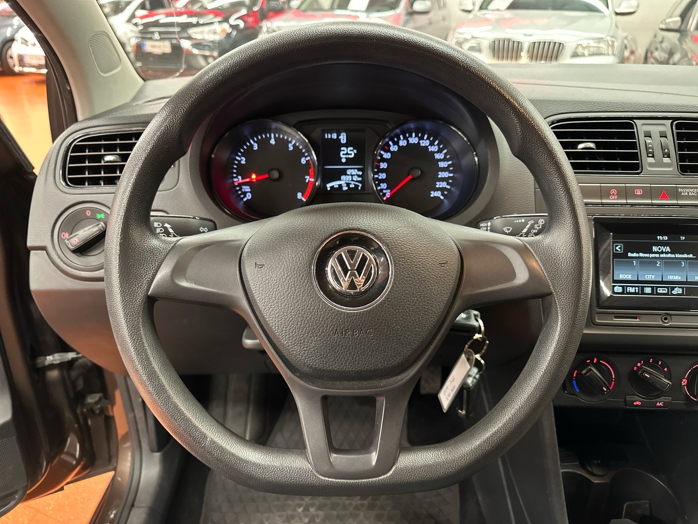 VOLKSWAGEN Polo 2015
