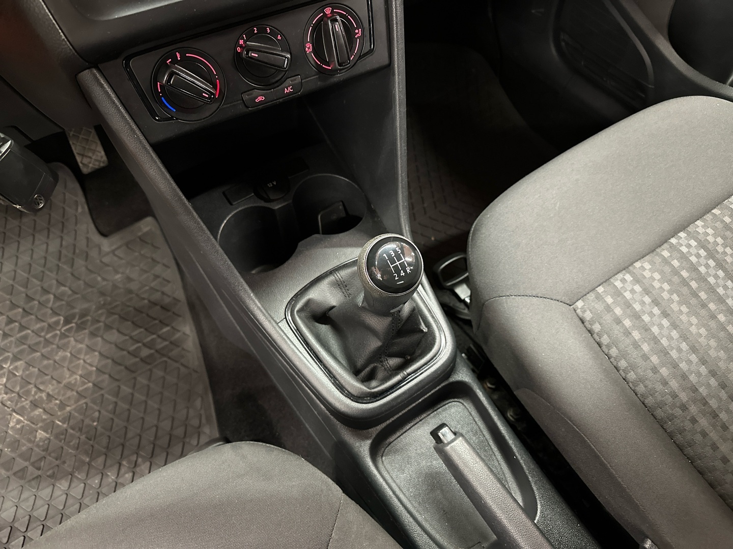 VOLKSWAGEN Polo 2015