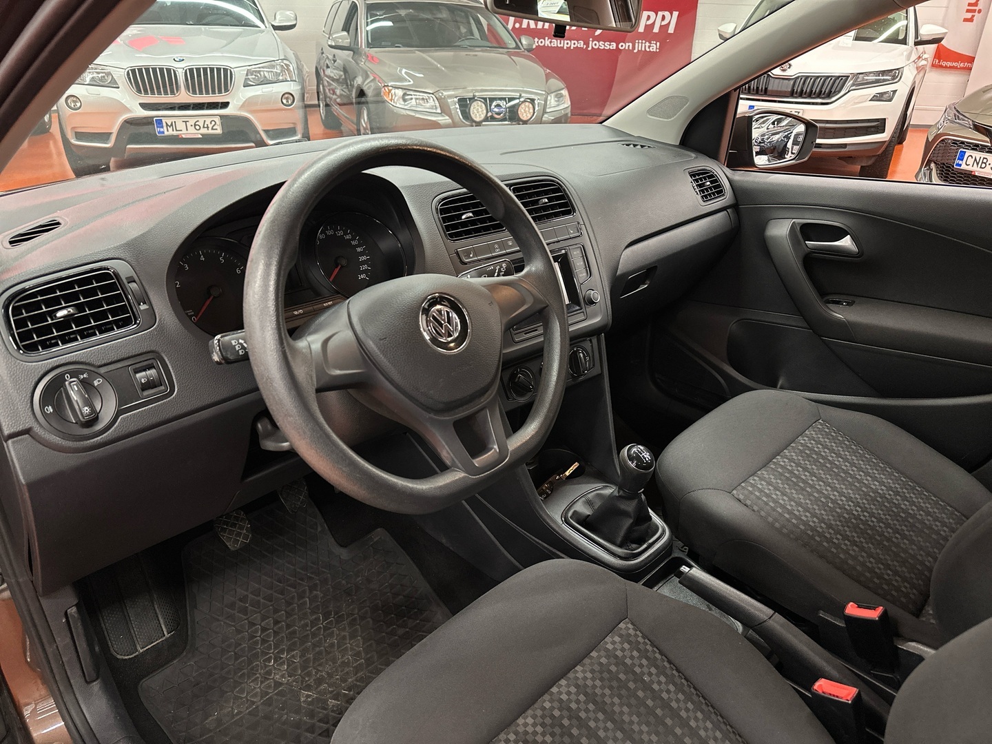 VOLKSWAGEN Polo 2015