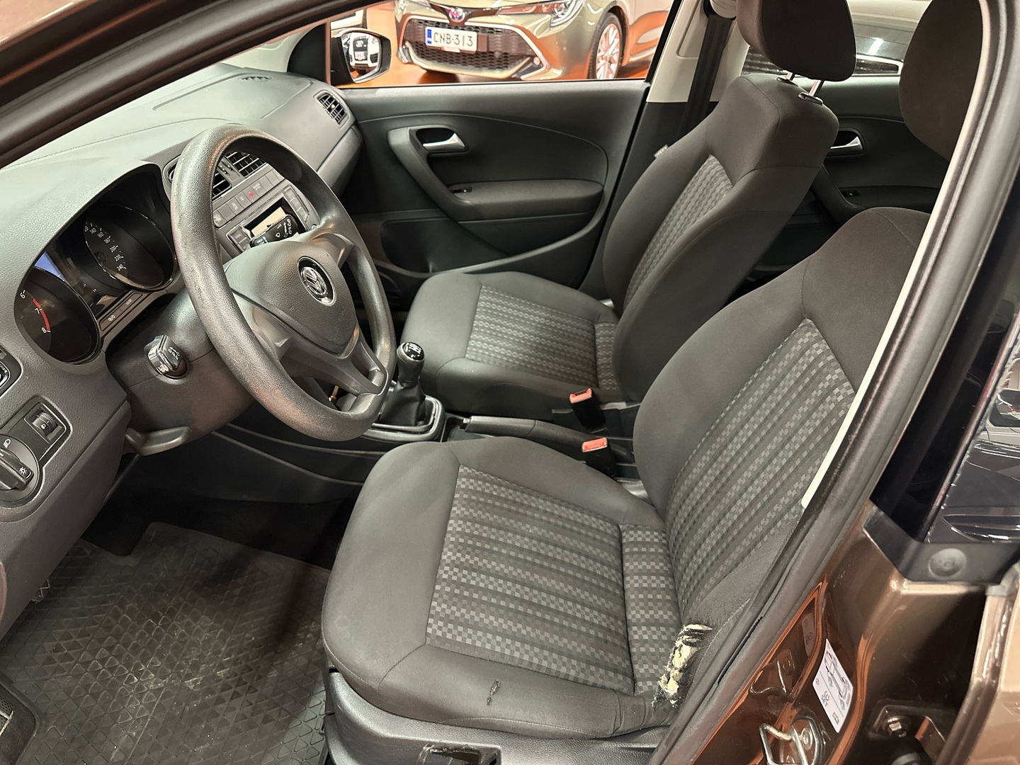 VOLKSWAGEN Polo 2015