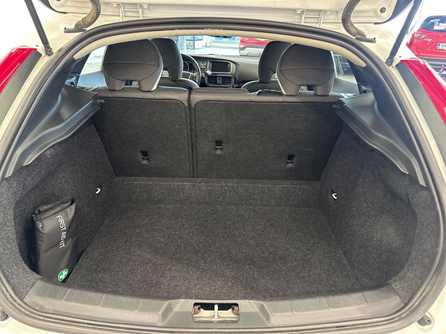 VOLVO V40 2019