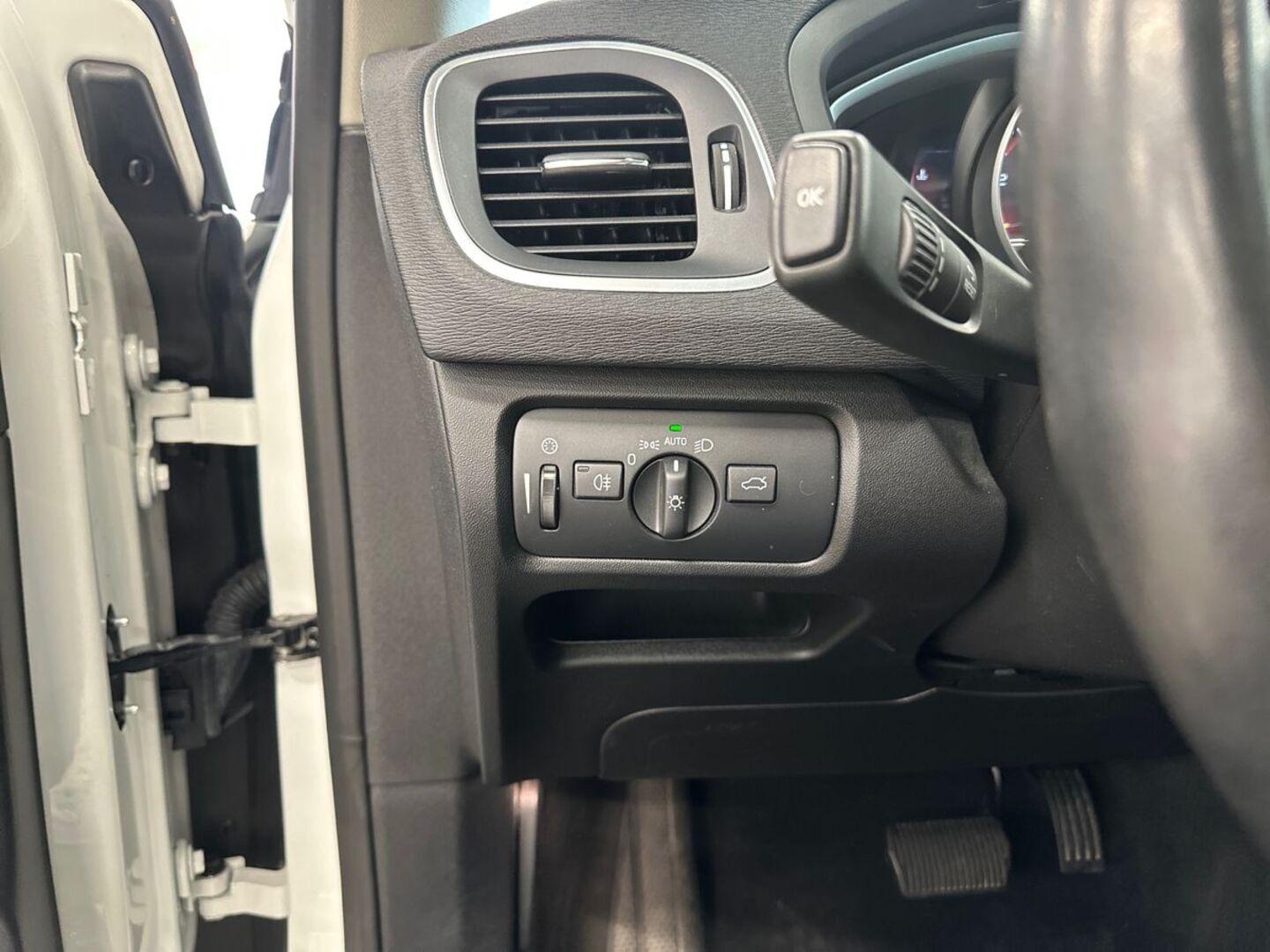 VOLVO V40 2019