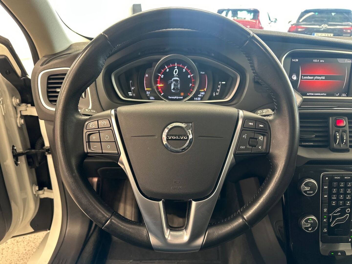 VOLVO V40 2019