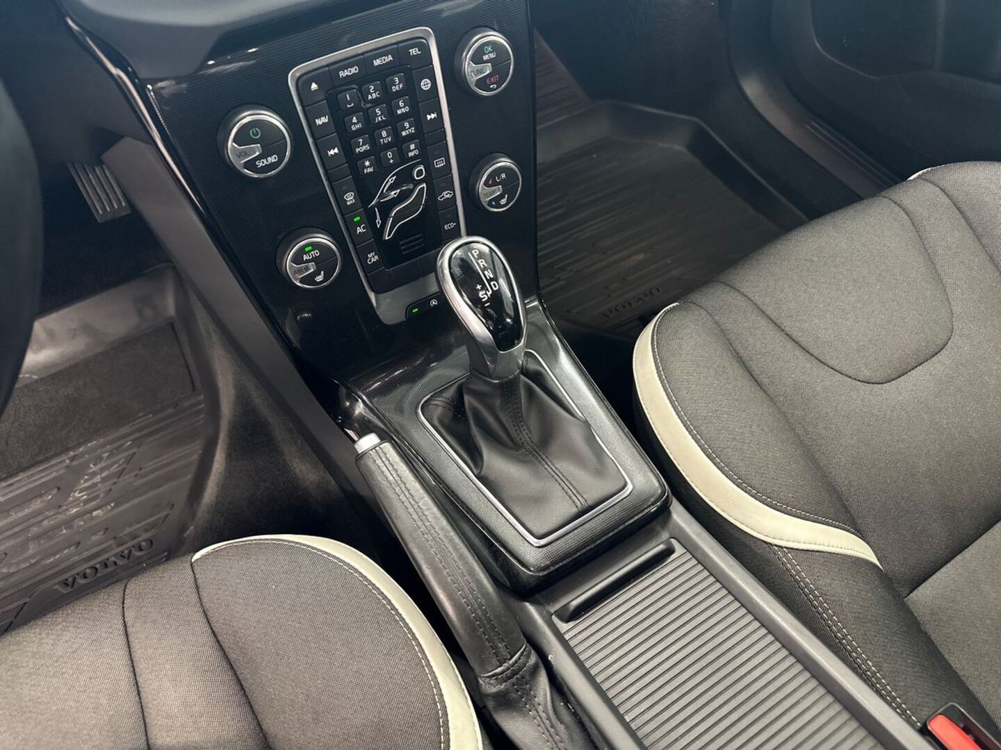 VOLVO V40 2019