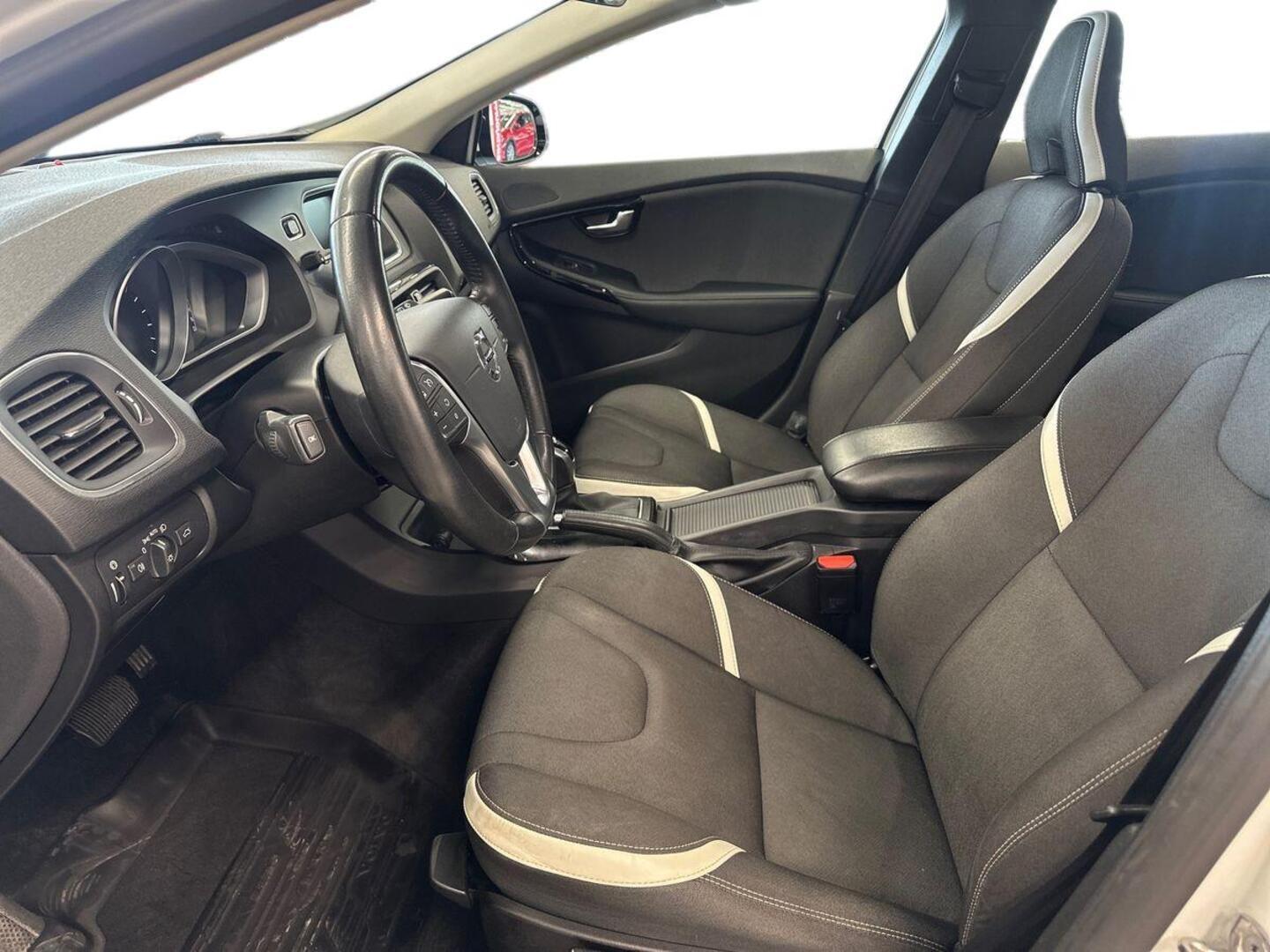 VOLVO V40 2019