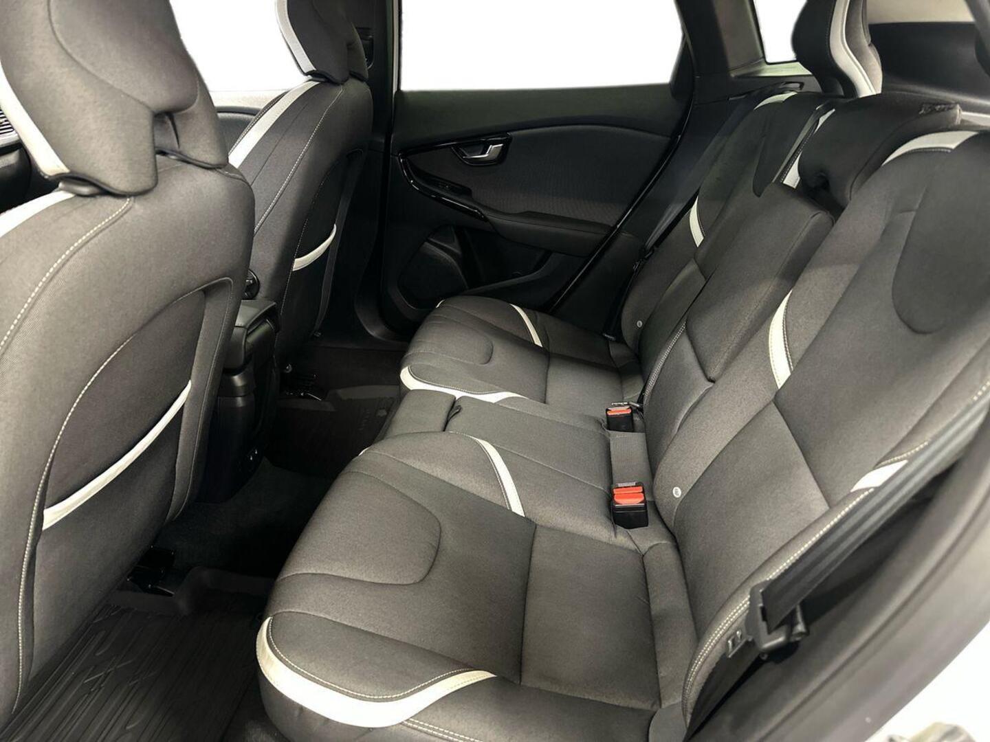 VOLVO V40 2019
