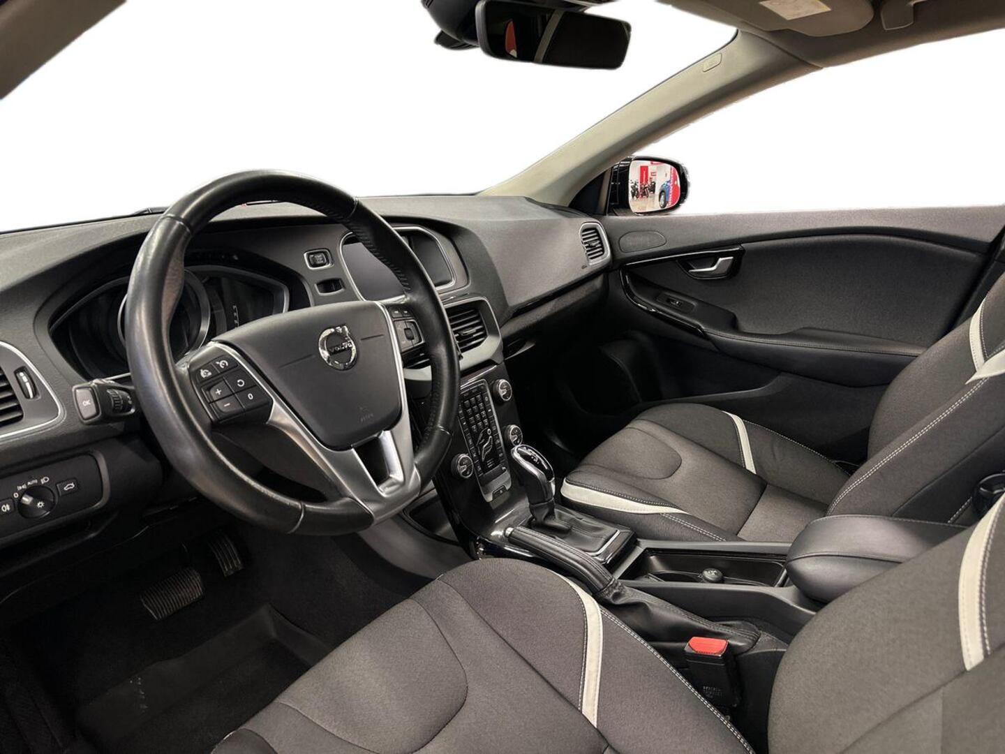 VOLVO V40 2019