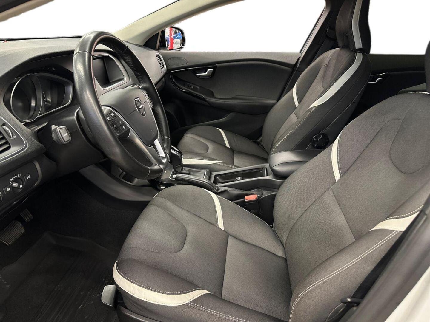 VOLVO V40 2019