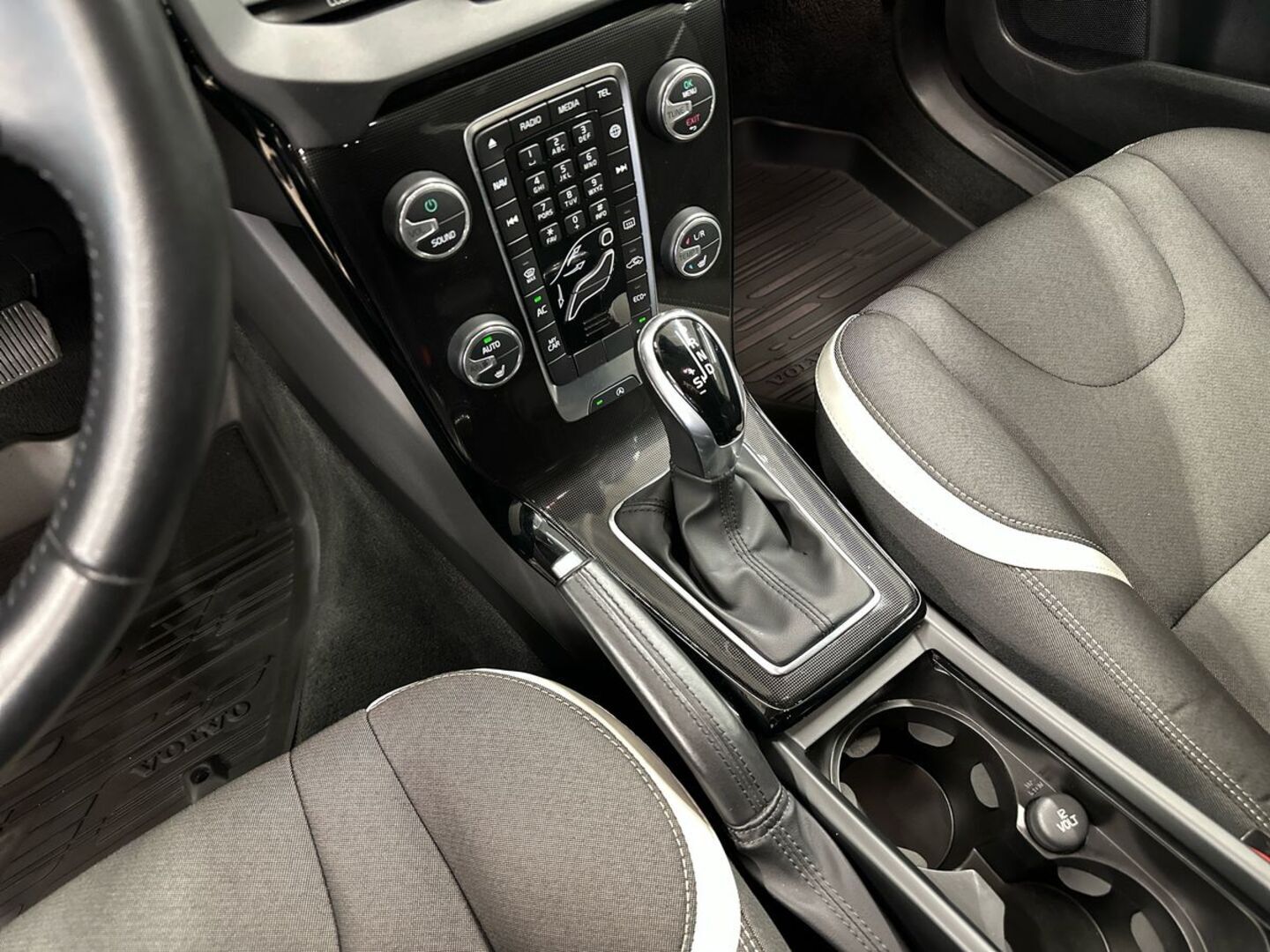 VOLVO V40 2019