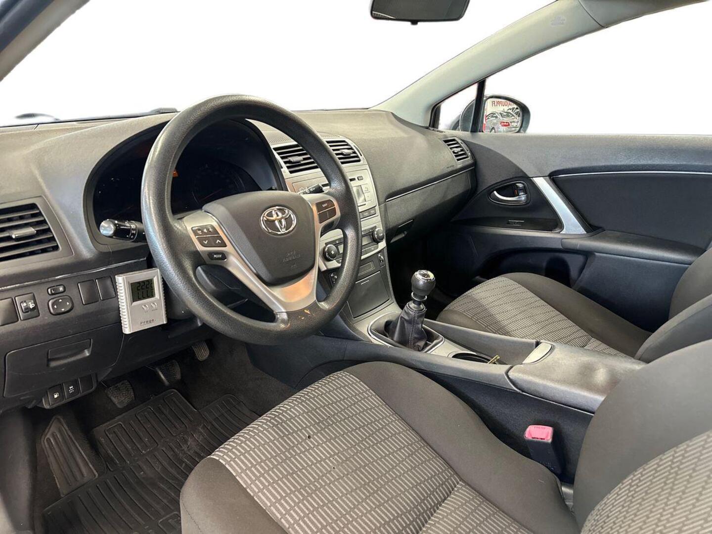 TOYOTA Avensis 2012