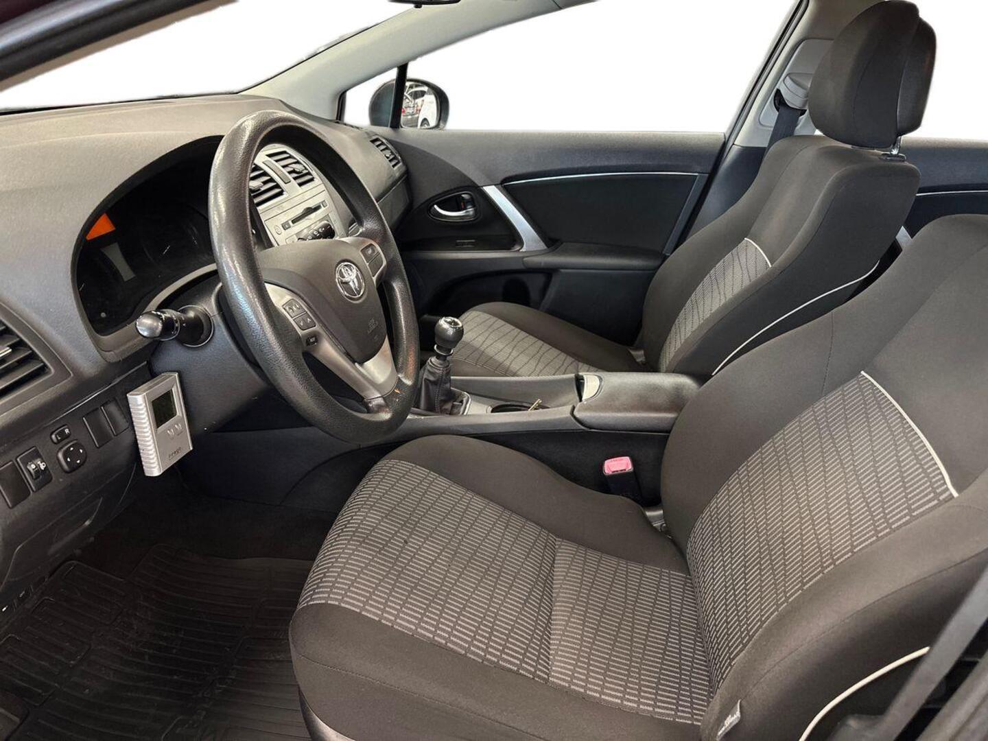 TOYOTA Avensis 2012