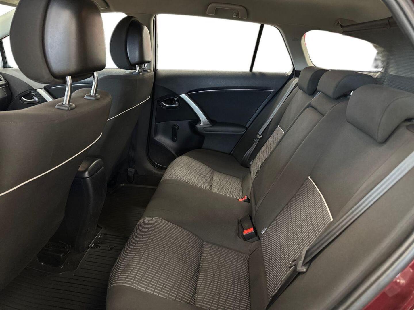 TOYOTA Avensis 2012