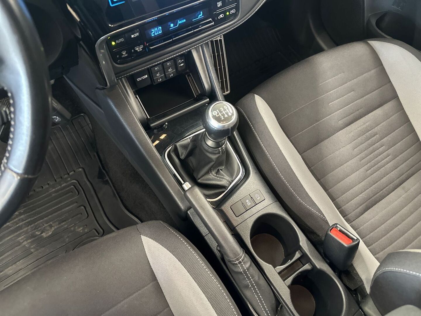 TOYOTA Auris 2017