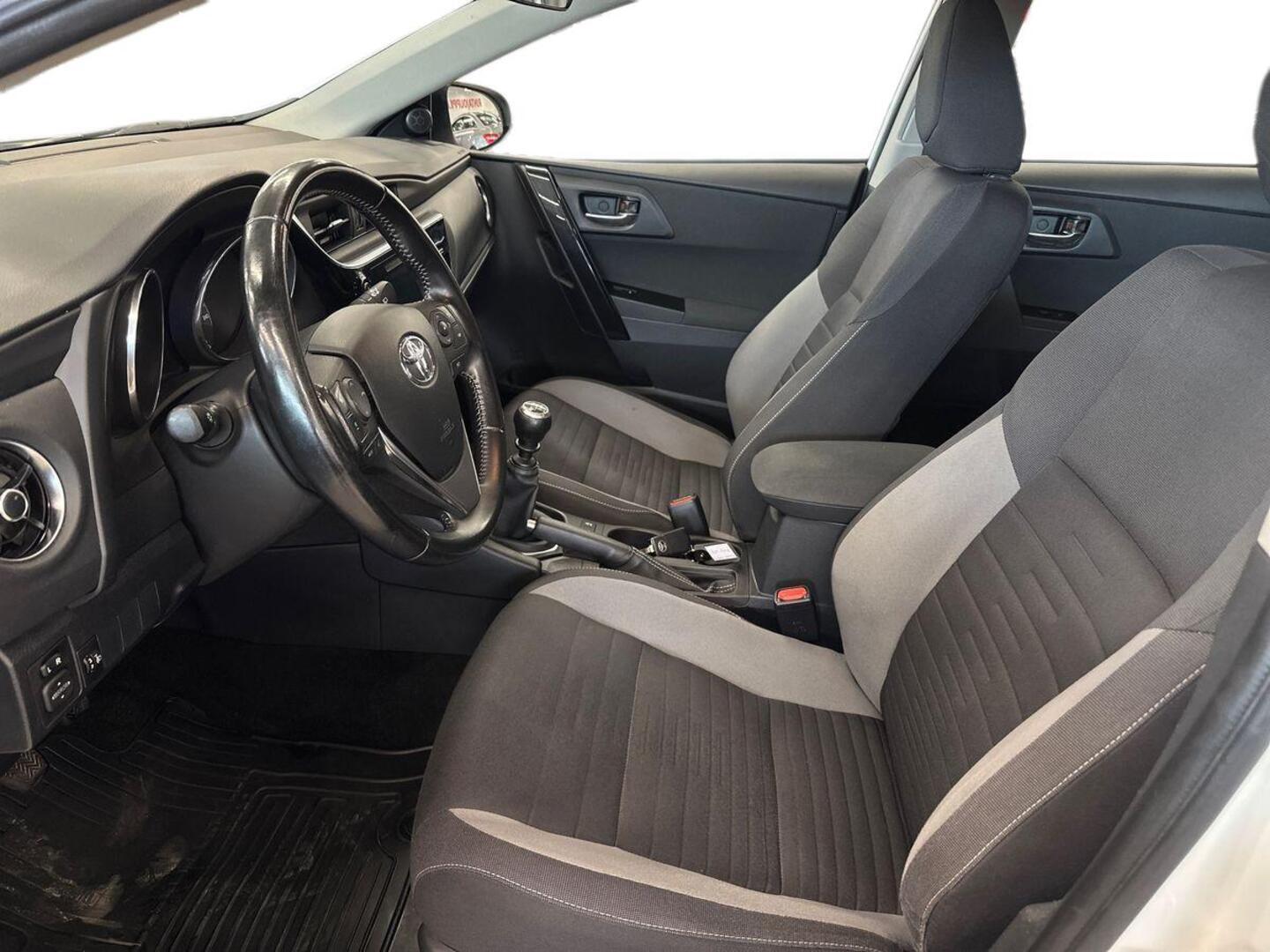 TOYOTA Auris 2017