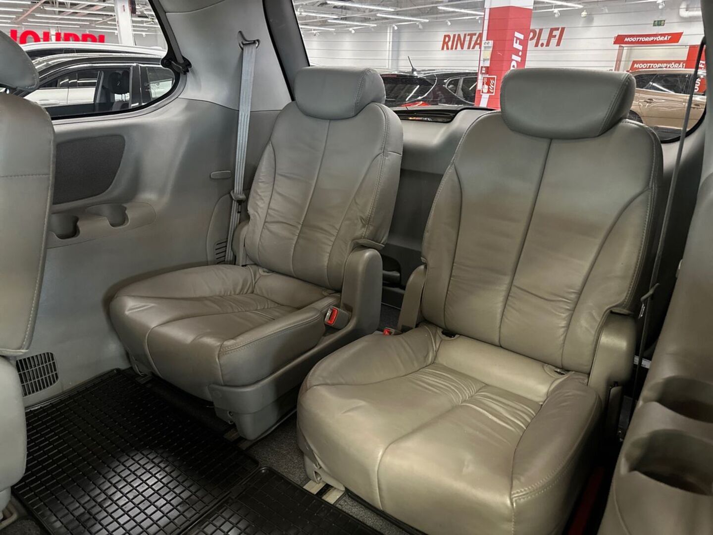 KIA Carnival 12