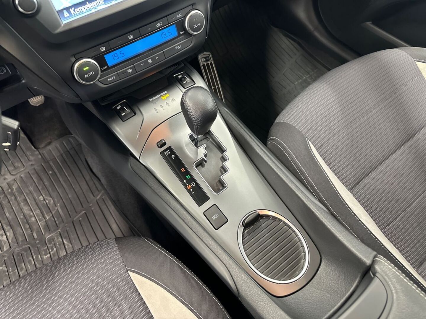 TOYOTA Avensis 2016