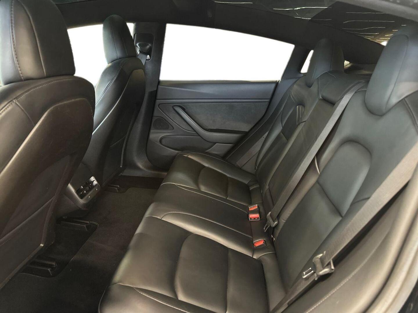 TESLA Model 3 8