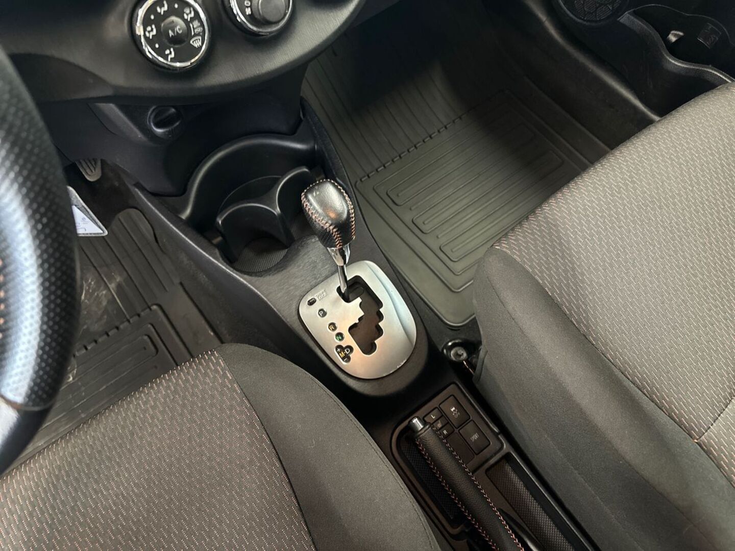 TOYOTA Yaris 2013