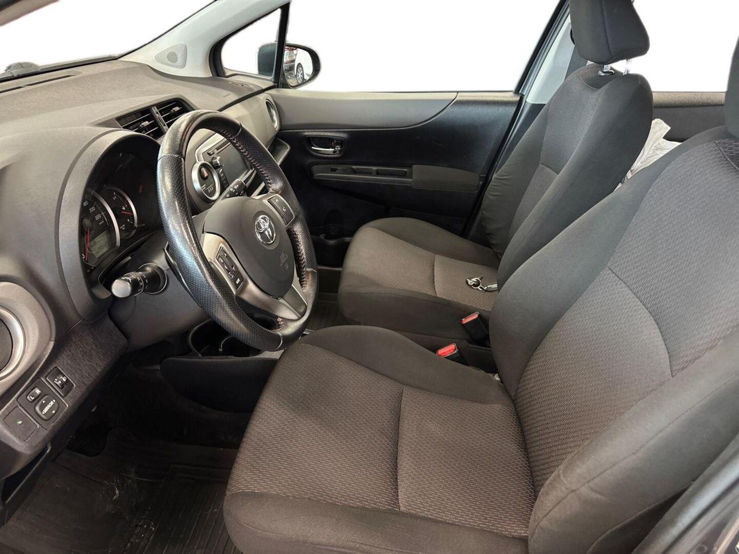 TOYOTA Yaris 2013