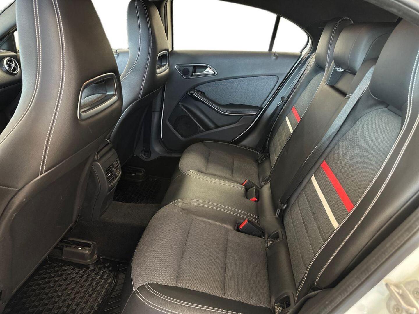 MERCEDES-BENZ A 2015