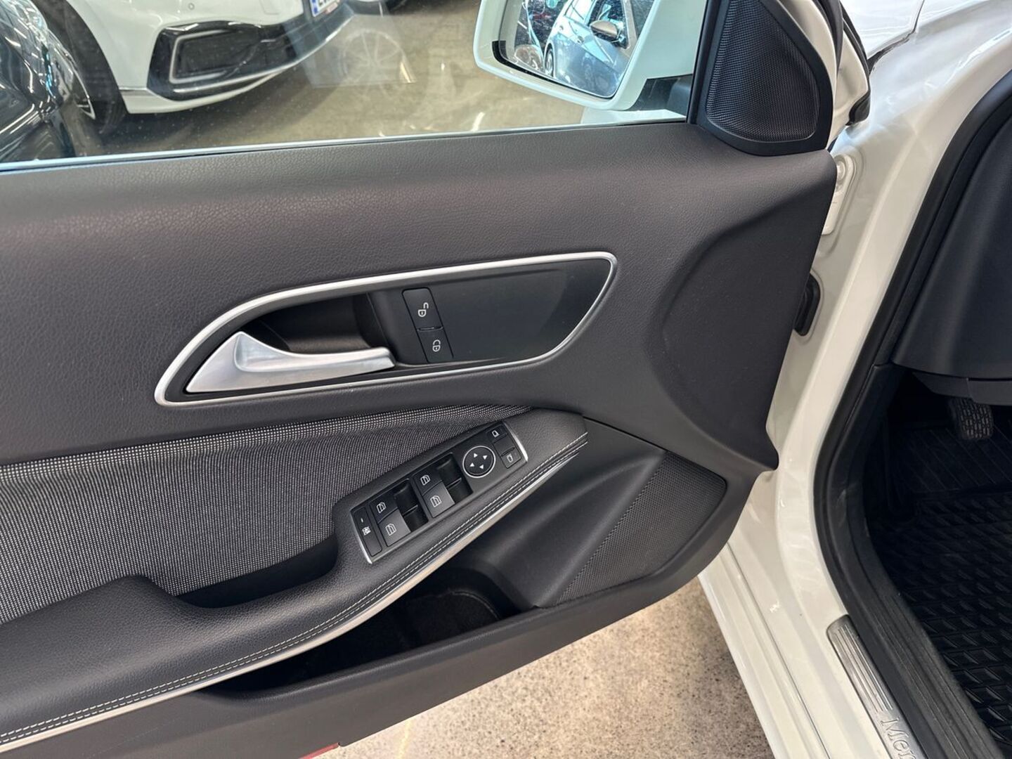 MERCEDES-BENZ A 2015