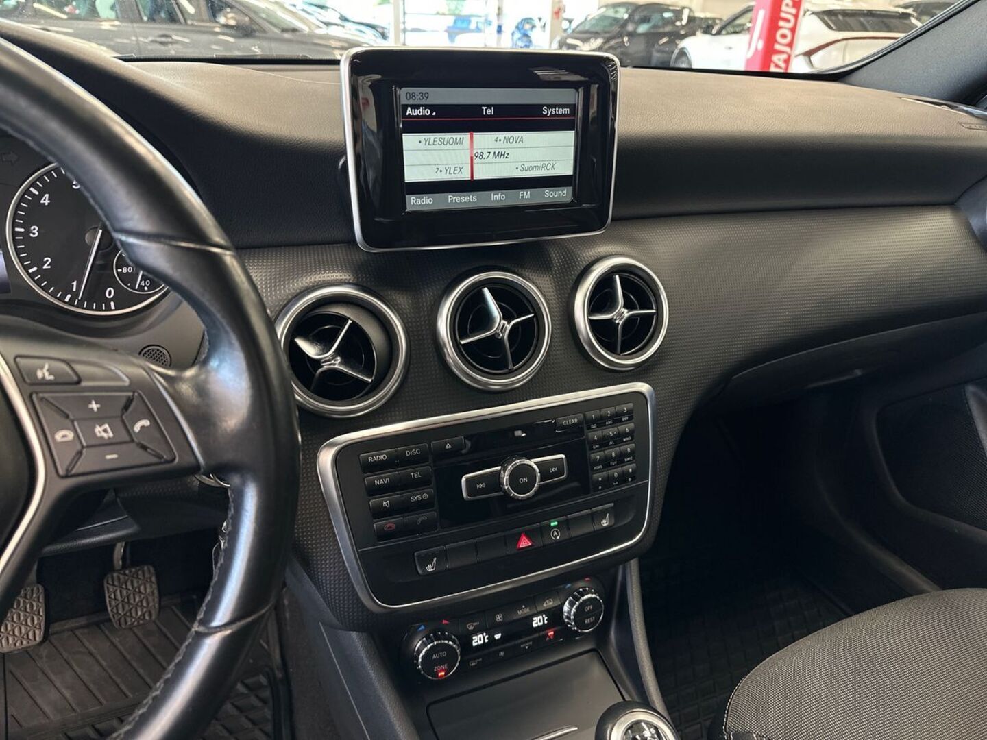 MERCEDES-BENZ A 2015