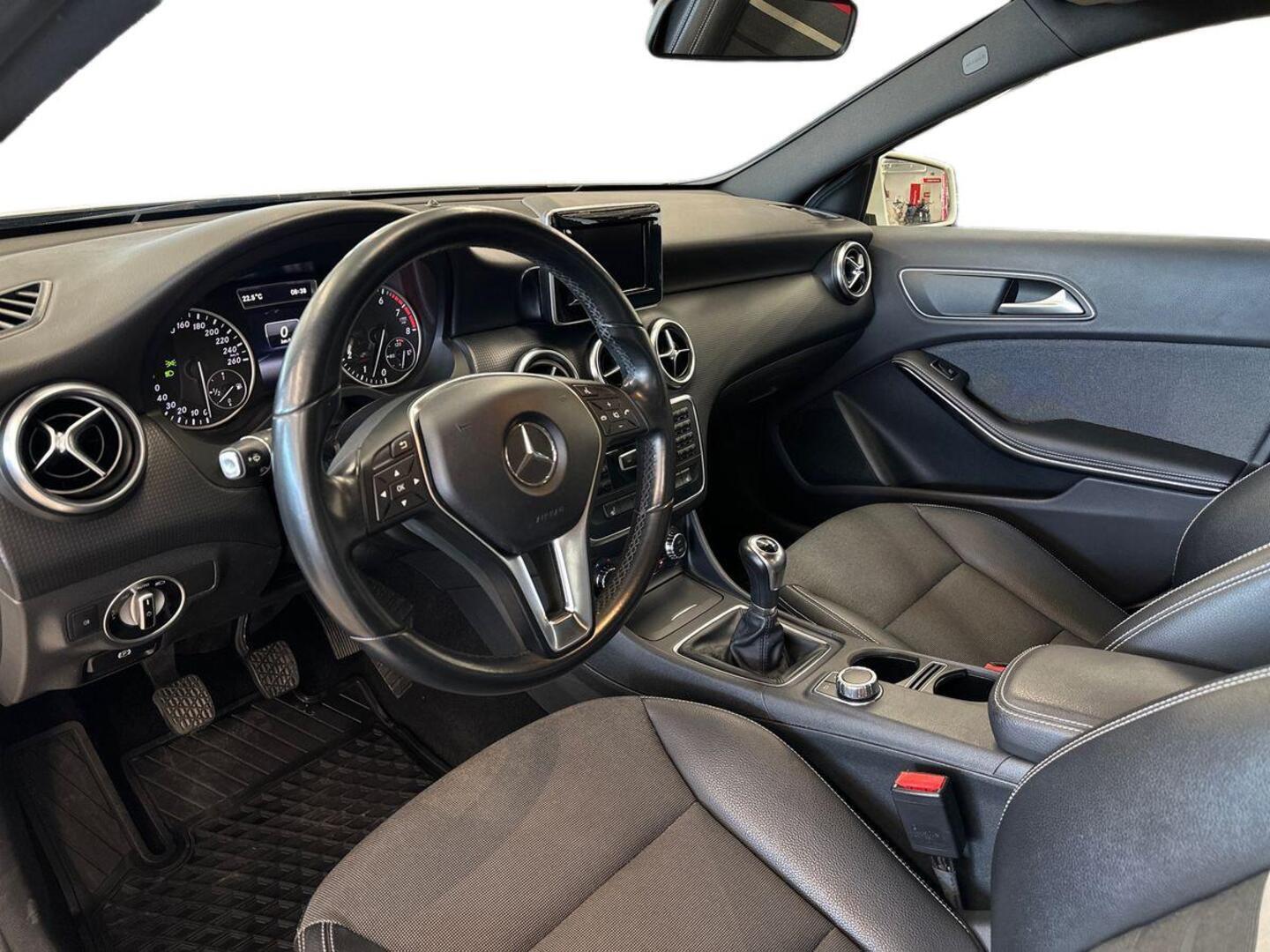 MERCEDES-BENZ A 2015