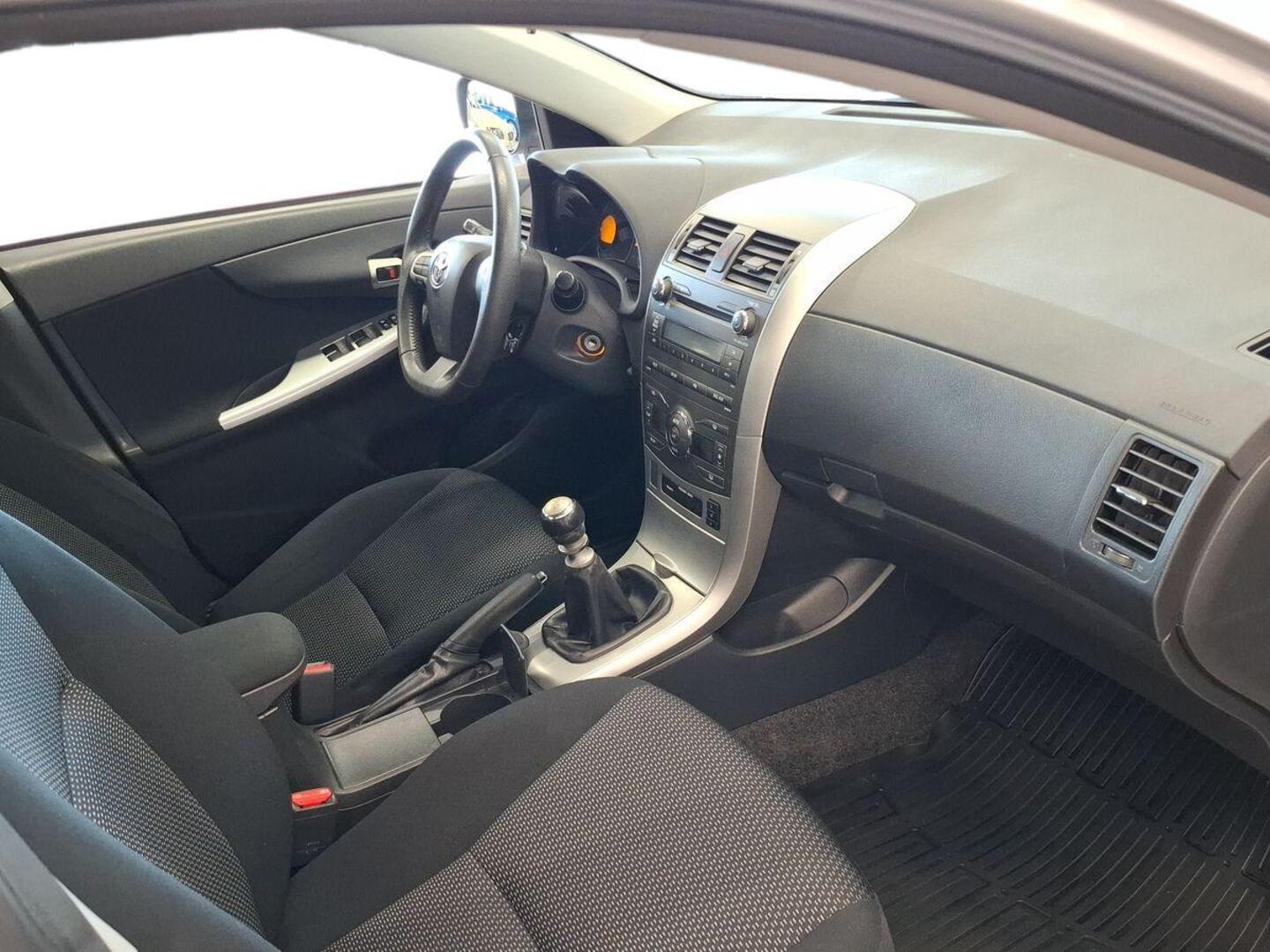 TOYOTA Corolla 2012