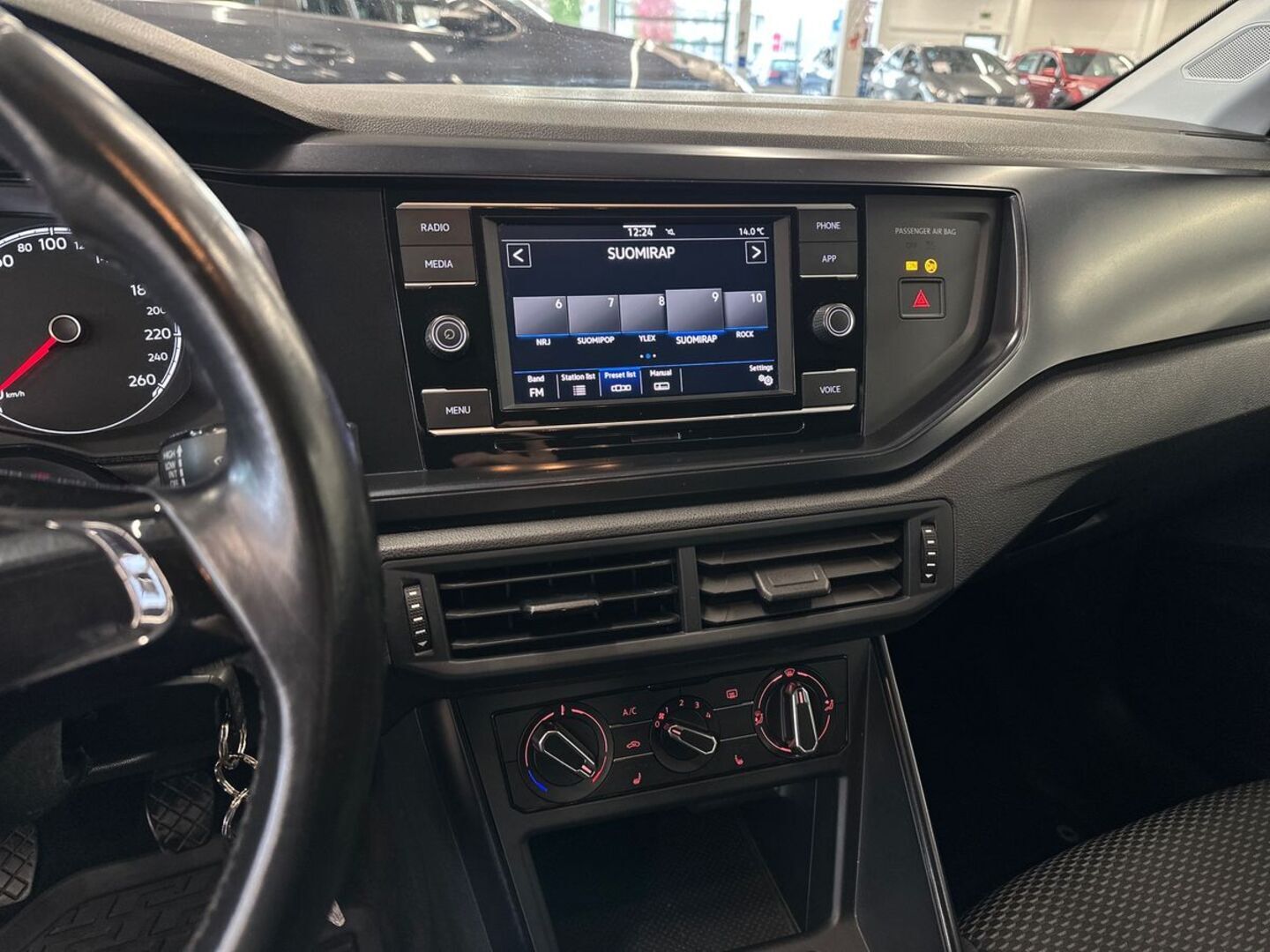 VOLKSWAGEN Polo 19