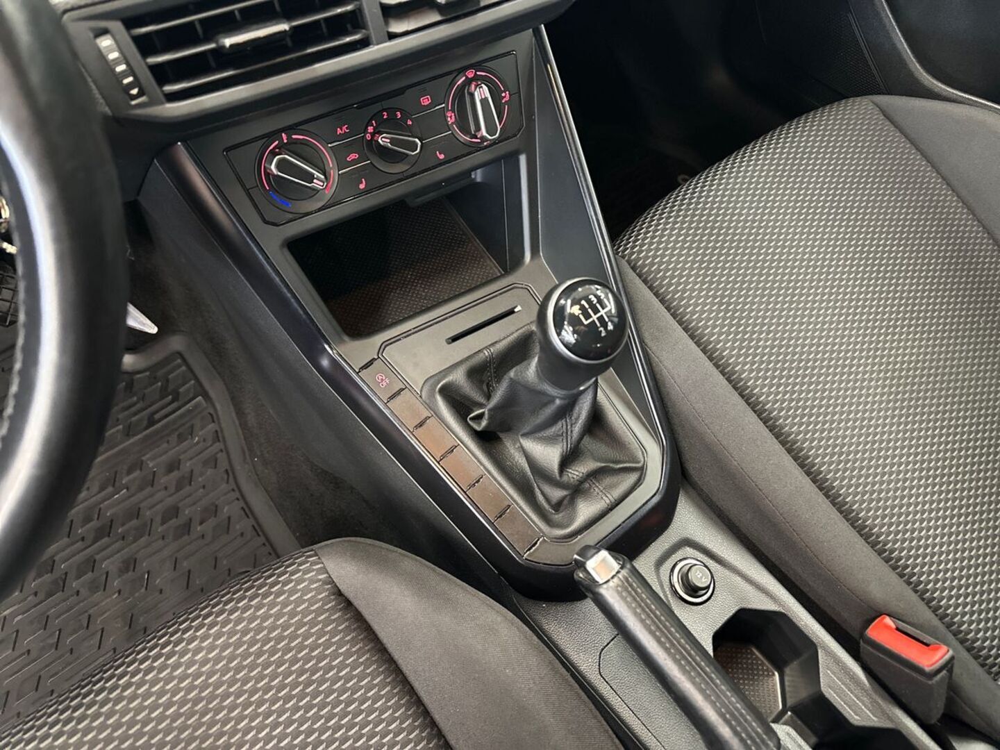 VOLKSWAGEN Polo 20