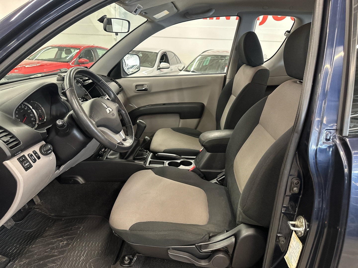 MITSUBISHI L200 2011