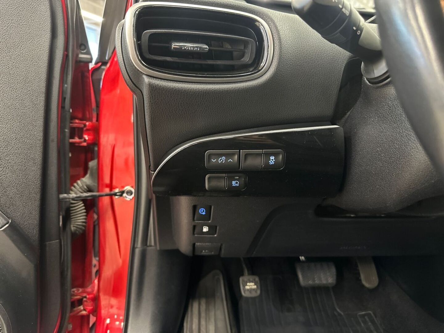 TOYOTA Prius Plug-in 12