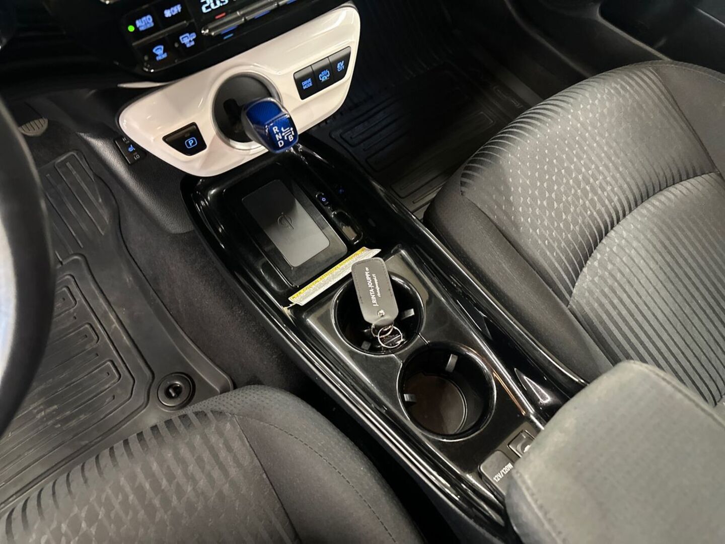 TOYOTA Prius Plug-in 16