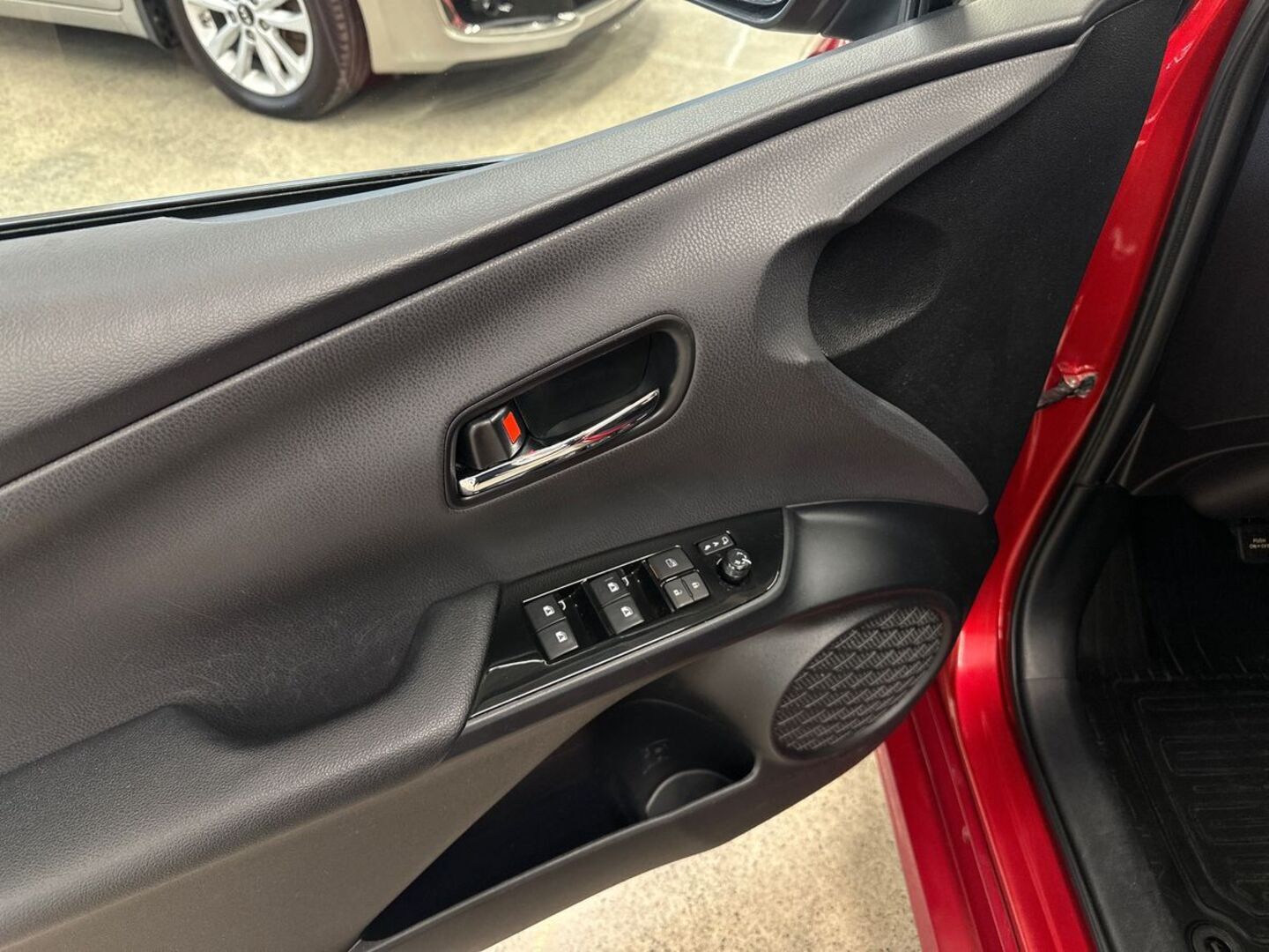 TOYOTA Prius Plug-in 19