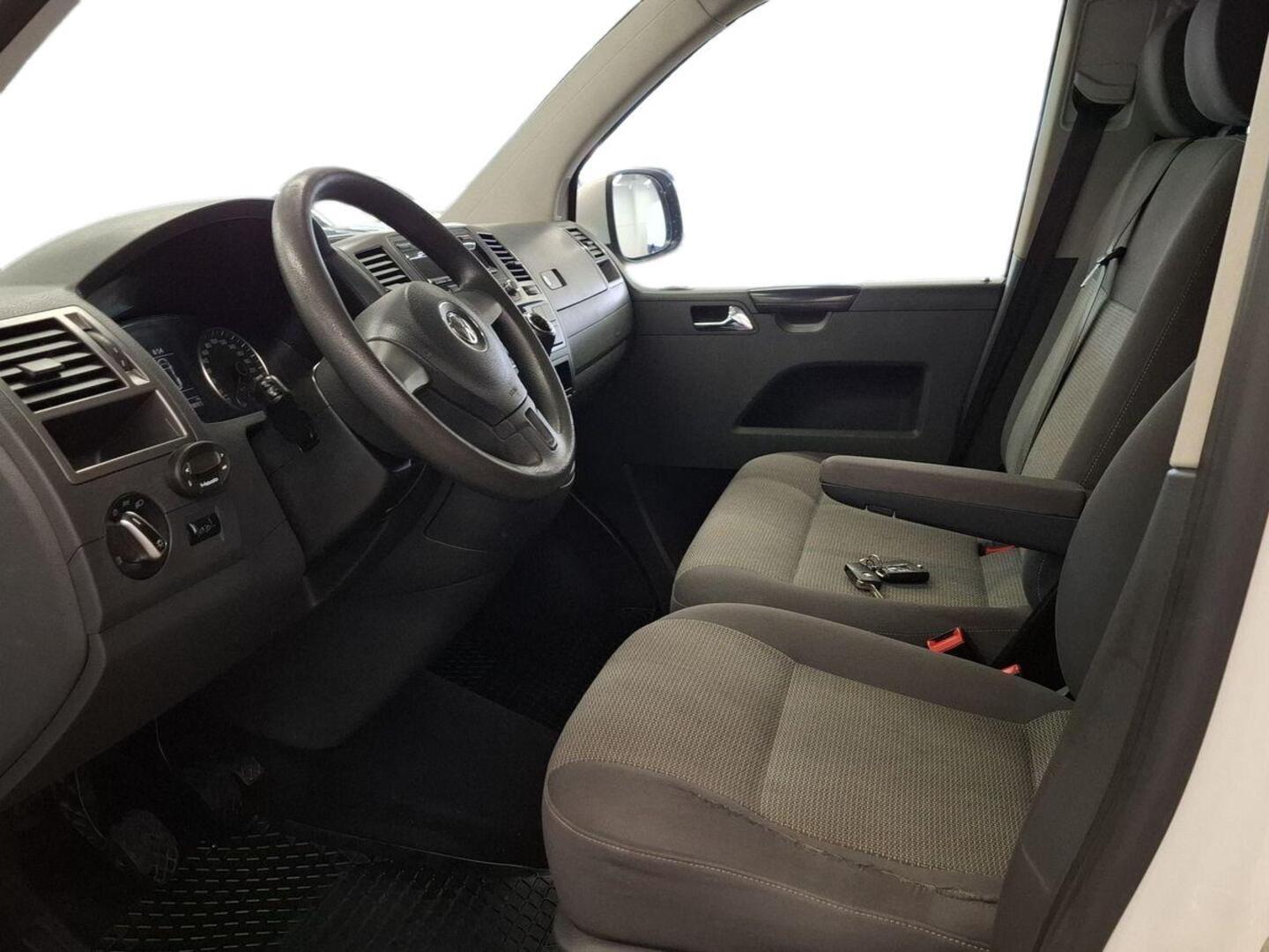 VOLKSWAGEN Caravelle 2012
