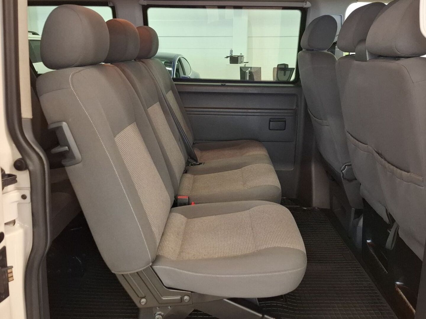 VOLKSWAGEN Caravelle 2012
