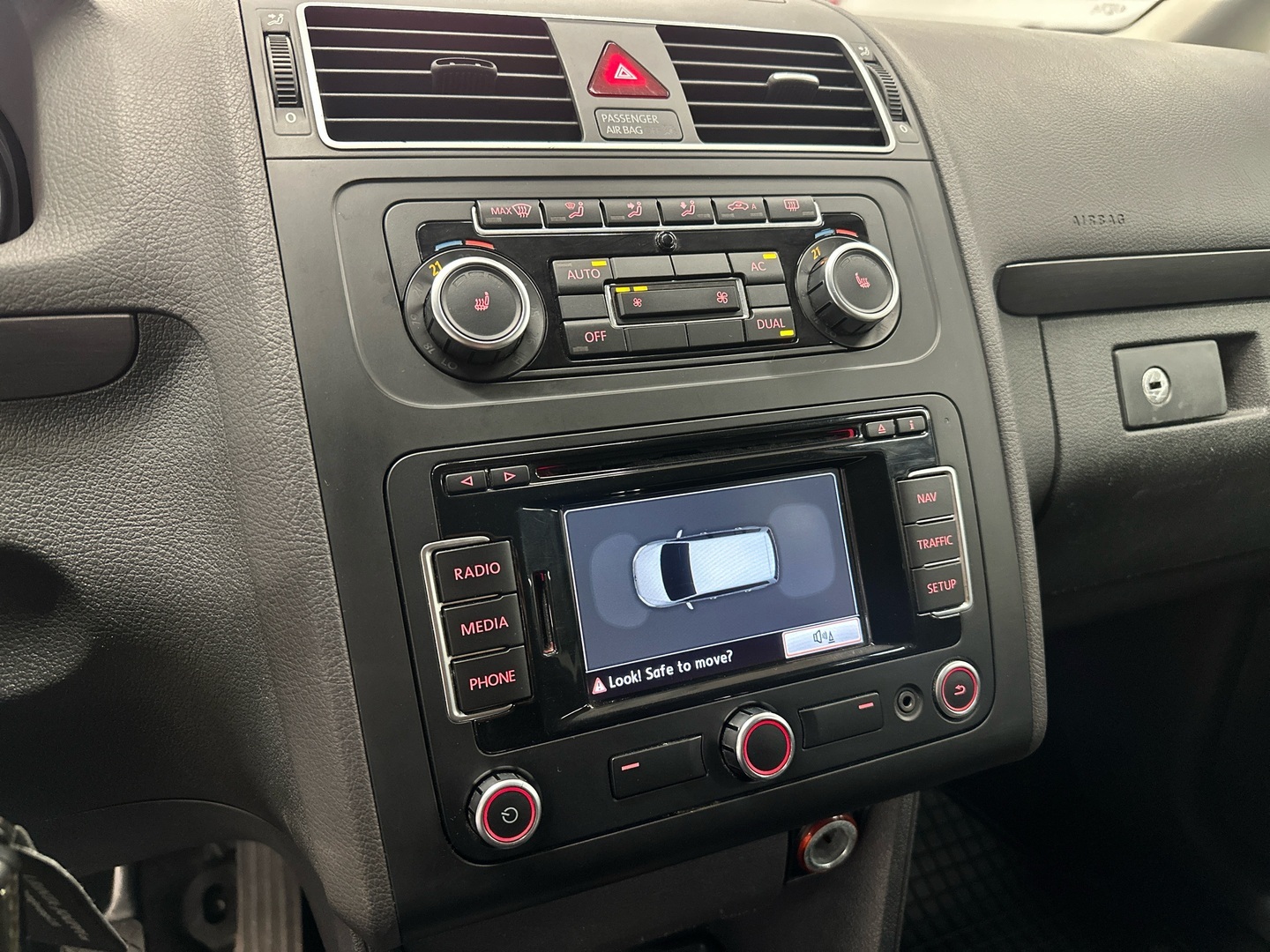 VOLKSWAGEN Touran 2011