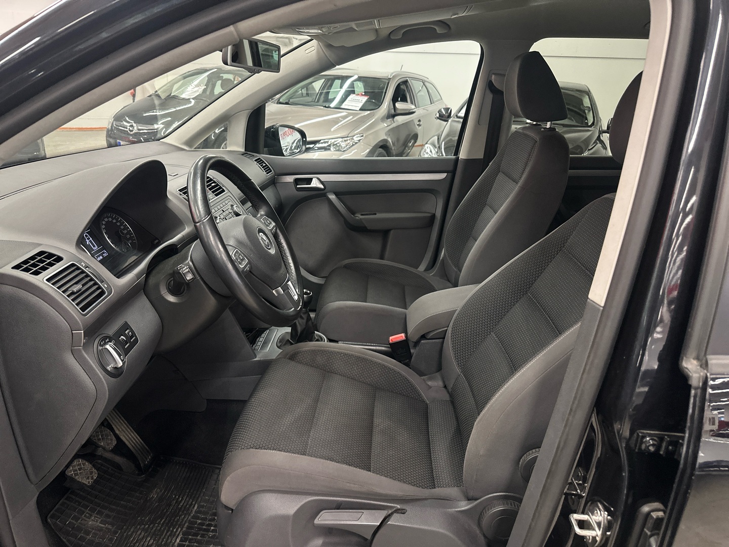 VOLKSWAGEN Touran 2011