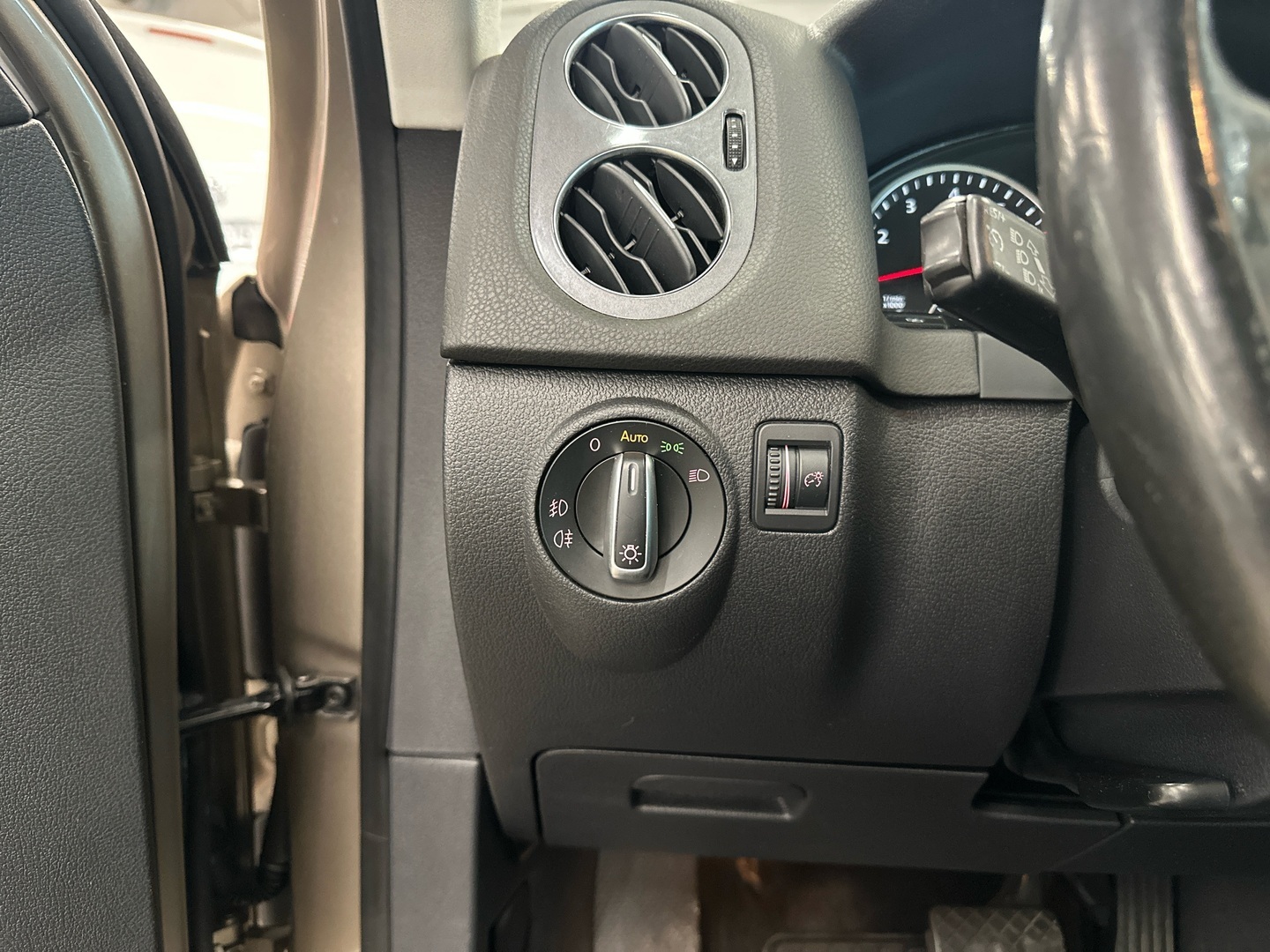 VOLKSWAGEN Tiguan 2012