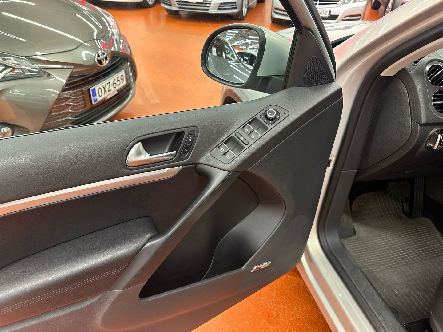 VOLKSWAGEN Tiguan 2012