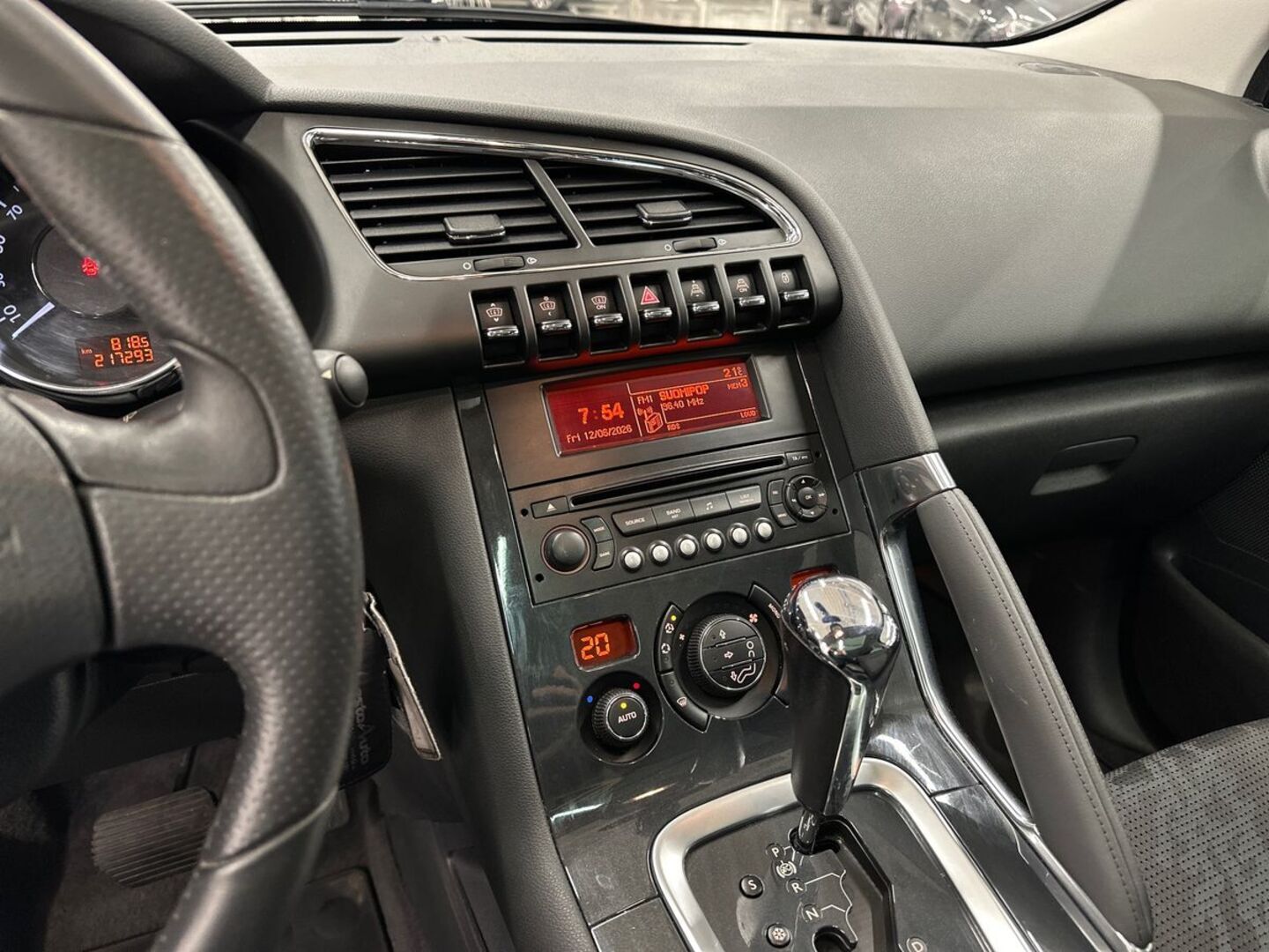 PEUGEOT 3008 2011
